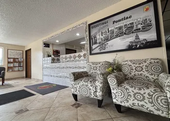 Super 8 by Wyndham Pontiac hotel thumbnail 5