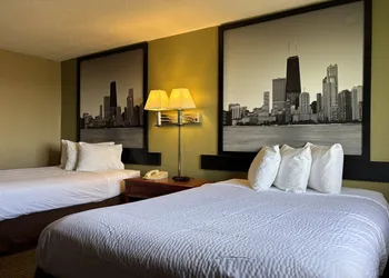 Super 8 by Wyndham Pontiac hotel thumbnail 6