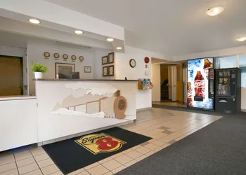 Super 8 by Wyndham Revelstoke BC hotel thumbnail 2