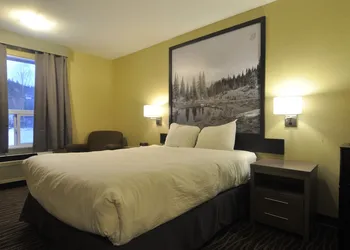 Super 8 by Wyndham Revelstoke BC hotel thumbnail 3