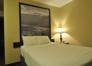 Super 8 by Wyndham Revelstoke BC hotel thumbnail 5