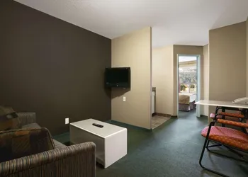 Super 8 by Wyndham Revelstoke BC hotel thumbnail 6