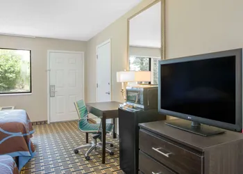 Super 8 by Wyndham Brinkley hotel thumbnail 3