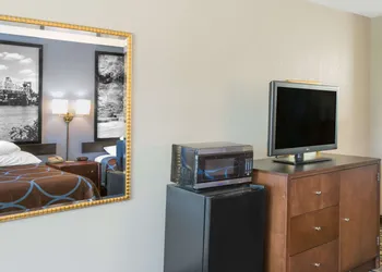Super 8 by Wyndham Brinkley hotel thumbnail 5