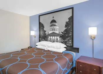 Super 8 by Wyndham Brinkley hotel thumbnail 7