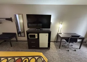 Super 8 by Wyndham Marshall hotel thumbnail 6