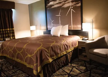 Super 8 by Wyndham Pratt hotel thumbnail 5
