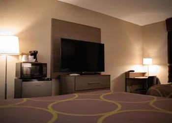 Super 8 by Wyndham Pratt hotel thumbnail 6