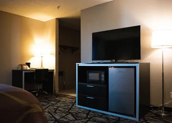 Super 8 by Wyndham Pratt hotel thumbnail 7