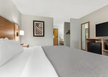 Quality Inn Chesterton near Indiana Dunes National Park I-94 hotel thumbnail 7