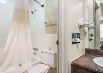 Americas Best Value Inn Alliance hotel thumbnail 5