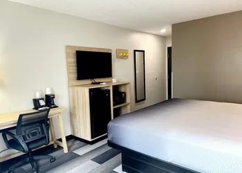 Super 8 by Wyndham Cedar Rapids hotel thumbnail 5