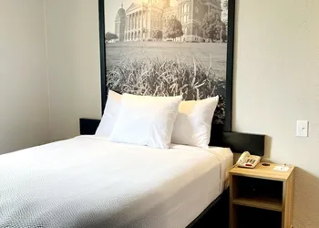 Super 8 by Wyndham Cedar Rapids hotel thumbnail 7