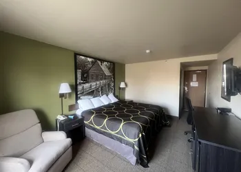 Super 8 by Wyndham Macon hotel thumbnail 3