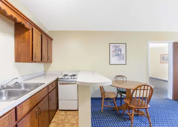 Super 8 by Wyndham Sallisaw hotel thumbnail 5