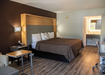 Columbus Inn and Suites hotel thumbnail 4