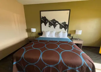 Super 8 by Wyndham Kokomo hotel thumbnail 8