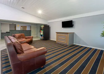 Super 8 by Wyndham Missouri Valley hotel thumbnail 5