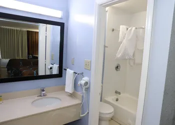 Super 8 by Wyndham Florence SC I-95 North / Hwy 76 hotel thumbnail 8