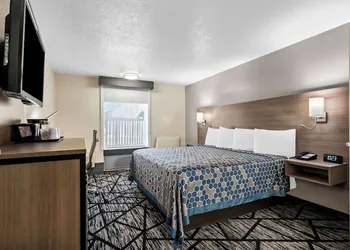 SureStay Hotel by Best Western Duncan hotel thumbnail 8