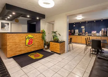 Super 8 by Wyndham Wooster hotel thumbnail 2