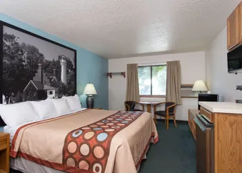 Super 8 by Wyndham Houghton Lake hotel thumbnail 3