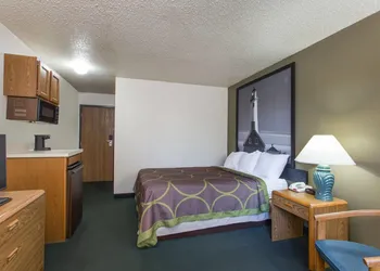 Super 8 by Wyndham Houghton Lake hotel thumbnail 4