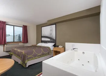 Super 8 by Wyndham Houghton Lake hotel thumbnail 5