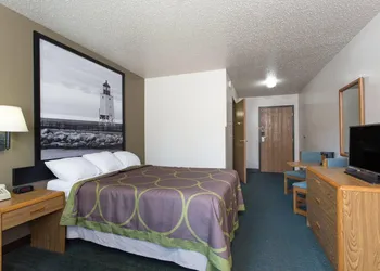 Super 8 by Wyndham Houghton Lake hotel thumbnail 7