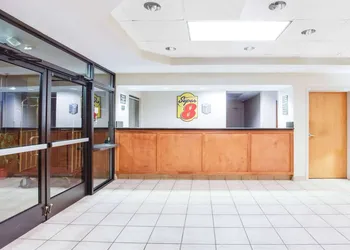 Super 8 by Wyndham Crossville TN hotel thumbnail 3