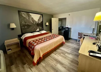Super 8 by Wyndham Athens TX hotel thumbnail 6