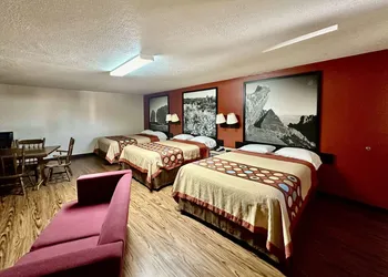 Super 8 by Wyndham Athens TX hotel thumbnail 7