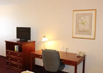 Quality Inn & Suites Edmonton International Airport hotel thumbnail 5