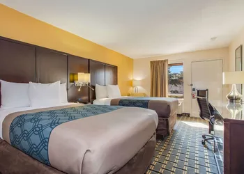 Econo Lodge Coliseum hotel thumbnail 2