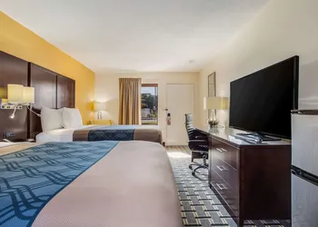 Econo Lodge Coliseum hotel thumbnail 3