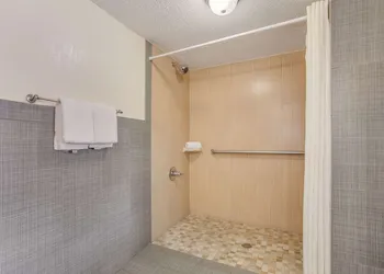 Econo Lodge Coliseum hotel thumbnail 6