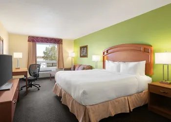 Days Inn & Suites by Wyndham Thompson hotel thumbnail 8