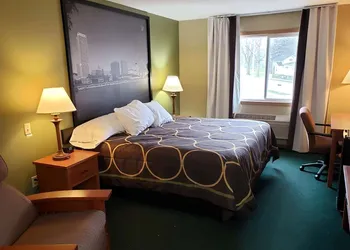 Super 8 by Wyndham Berlin WI hotel thumbnail 4