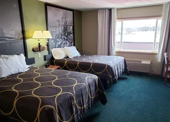 Super 8 by Wyndham Berlin WI hotel thumbnail 5