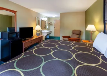 Super 8 by Wyndham Berlin WI hotel thumbnail 7