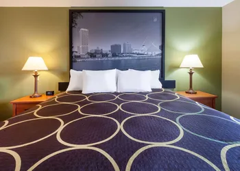 Super 8 by Wyndham Berlin WI hotel thumbnail 8