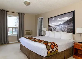 Super 8 by Wyndham Cochrane hotel thumbnail 6