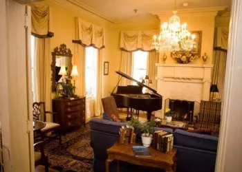 1842 Inn hotel thumbnail 3