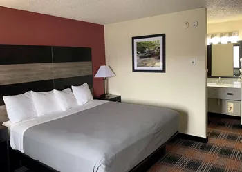 Baymont by Wyndham Waupun hotel thumbnail 5