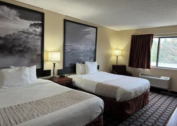 Super 8 by Wyndham Mason City hotel thumbnail 5