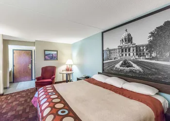 Super 8 by Wyndham Luverne hotel thumbnail 3