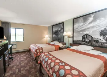 Super 8 by Wyndham Luverne hotel thumbnail 4