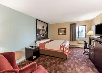 Super 8 by Wyndham Luverne hotel thumbnail 6
