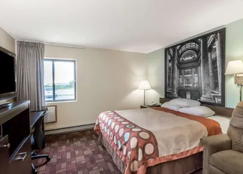 Super 8 by Wyndham Luverne hotel thumbnail 7