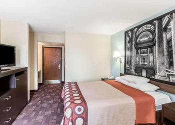 Super 8 by Wyndham Luverne hotel thumbnail 8